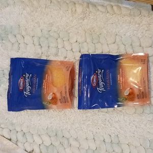 2  Fraganzia HAWAIIAN in wash scent boosters crystals.Each is  Size 10oz.Clorox